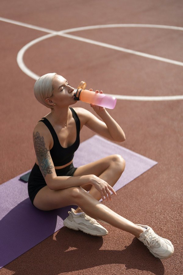 How should UK basketball players manage hydration during a match?